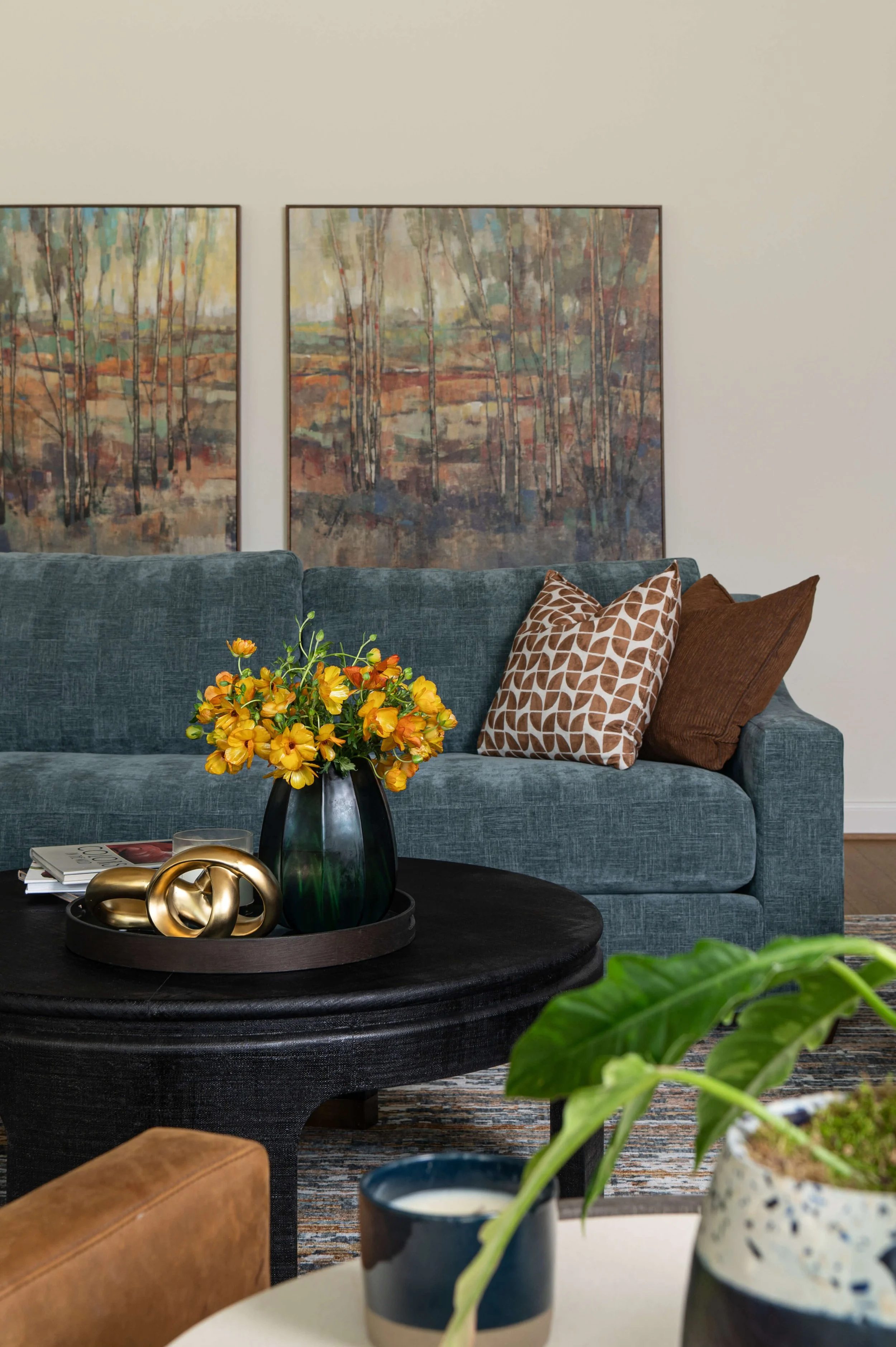 CarlaAston-Family rm coffee table flowers-TheWoodlandsTX-EllenReneePhotography-7.jpg