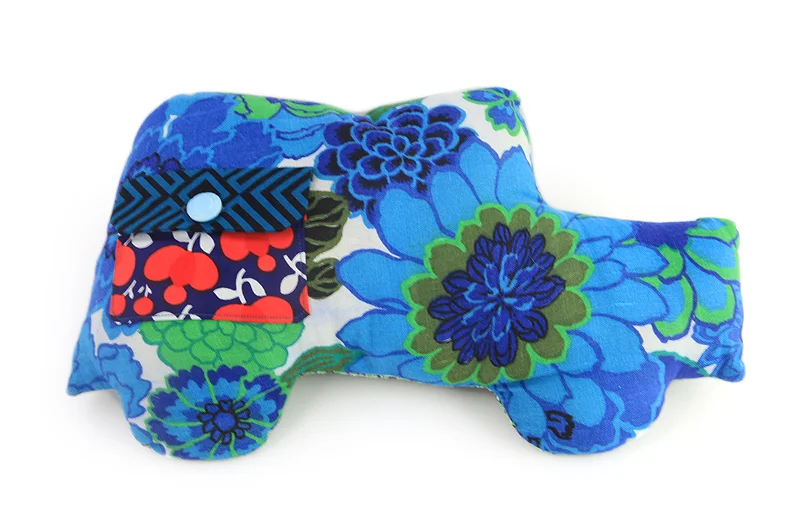This pillow with pocket is a double gift: the pocket is meant for a gift card.