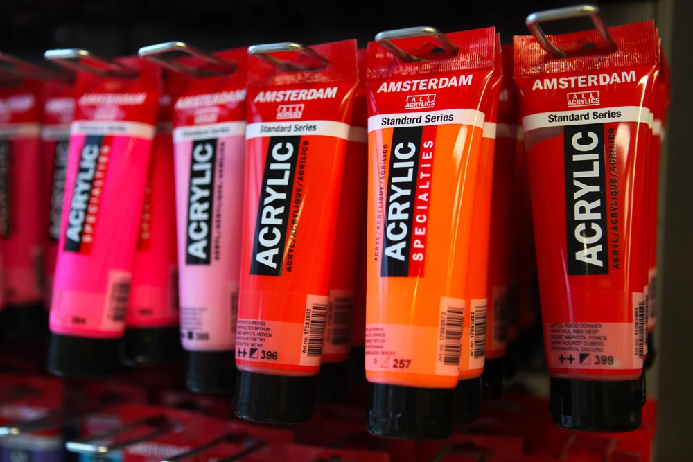 Amsterdam-brand paints.
