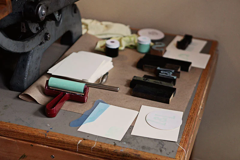 Always place the brayer on its handle to avoid damaging the cylinder.