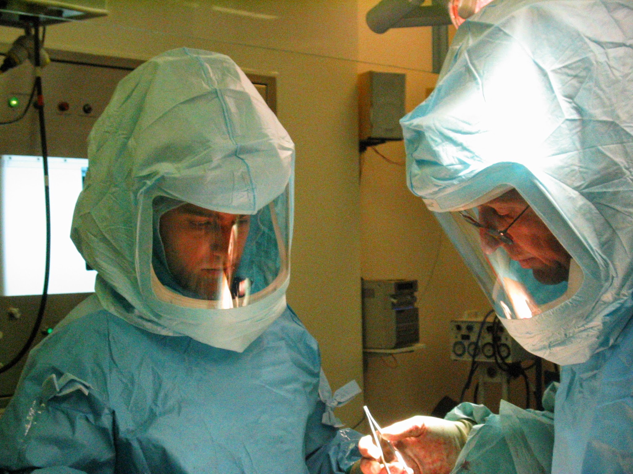 Mr. Graham Gie (direita) e Dr. David Gusmão durante uma cirurgia em Exeter, Inglaterra. Veja o que dizem sobre Mr Gie: "Often works as a team with John Timperley. Internationally-renowned and clearly the best hip surgeon in this country at the moment. He's an academic, but a brilliant surgeon, and every hip surgeon in the country would acknowledge that. He's got what we call 'the hands', the economy of effort and has very high technical skills. "