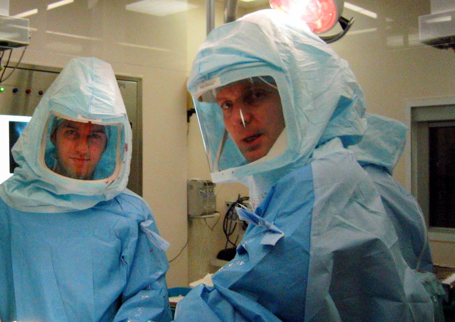Mr. John Timperley (direita) e Dr. David Gusmão durante cirurgia em Exeter, Inglaterra. Veja o que dizem sobre Mr. Timperley: "Everything he does is to the highest level, from the preparation through to the procedure and aftercare. He is the leader of evidence-based hip surgery using tried-and-trusted techniques. There are four hip surgeons at Exeter and all are outstanding. This unit has pioneered and refined the way we do hip replacement in this country."