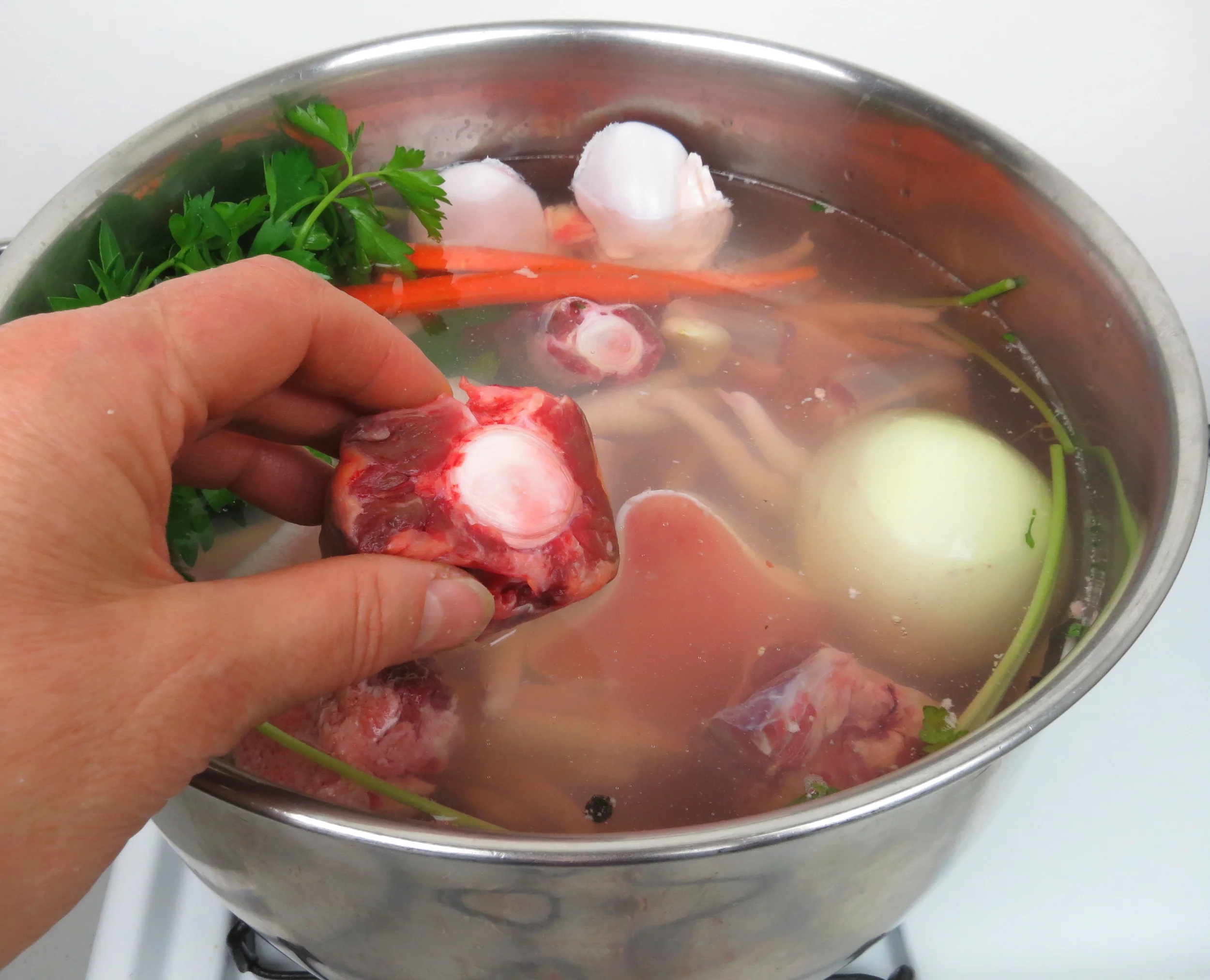 É importante escolher ossos de qualidade, preferencialmente de animais alimentados com pasto e criados soltos. Método orgânico de criação