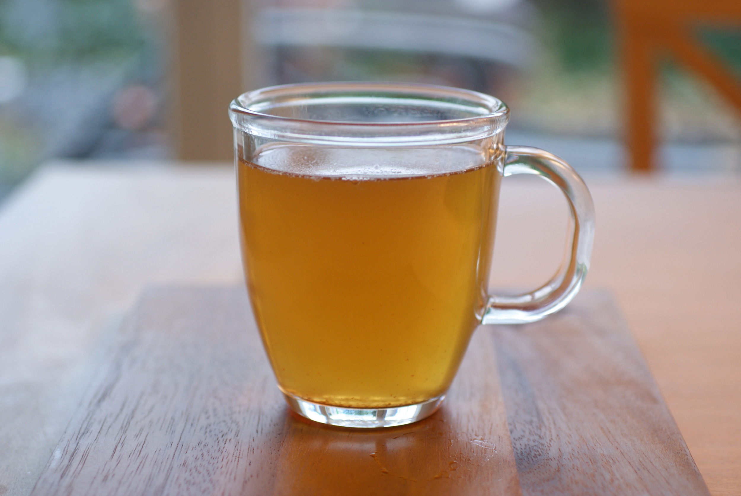 Caldo de osso em uma caneca - uma forma muito fácil de consumir, especialmente boa antes de refeições ou como lanche