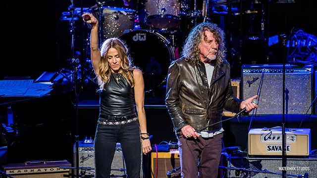 “Hey, Hey, Mama... Said The Way You Move, Gon' Make You Sweat, Gon' Make You Groove...” - New York City 2019
@robertplantofficial x @sherylcrow x #loverocksnyc .
.
.
.
#robertplant #sherylcrow #loverocks #newyork #legends @godslovenyc #heart #love #