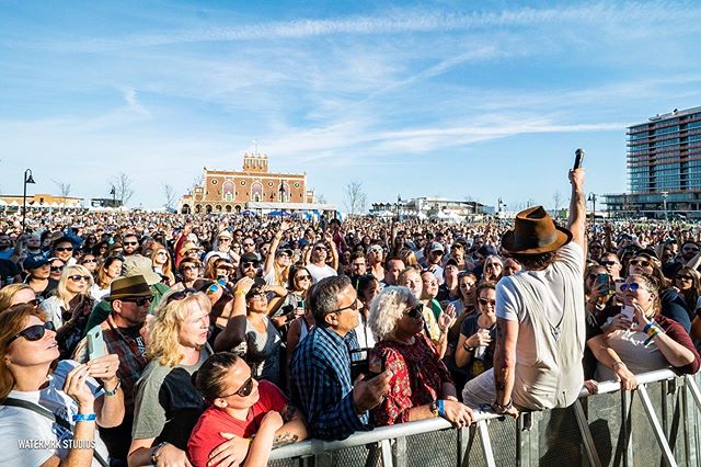 "Ocean City" - Asbury Park 2018
@seahearnow Countdown - A wonderful moment with @langhorneslim bringing his soulful presence directly to the crowd for a great big Sing Along!!
.
.
.
.
.
.
#langhorneslim #Heart #soul #newjersey #seahearnow#asburypark