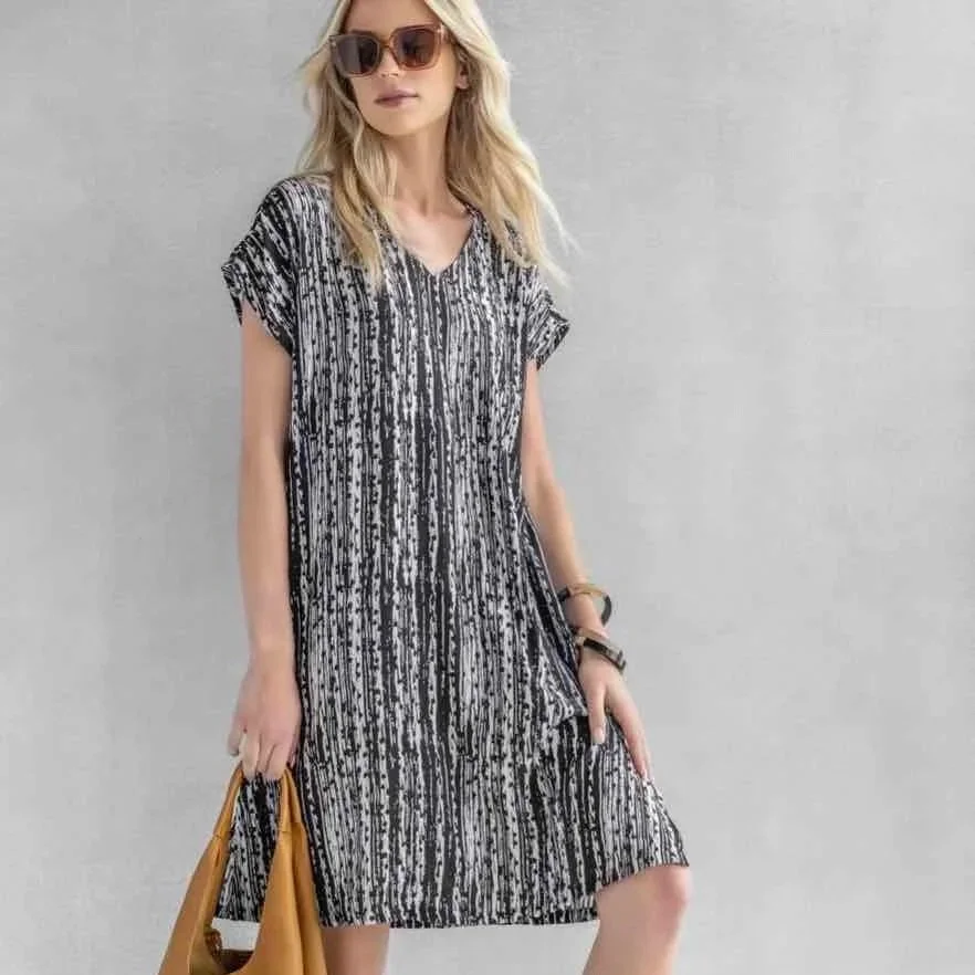 blk+white+v+dress+blonde+model.jpg