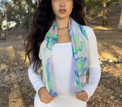 blue pink hilo scarf model.jpg