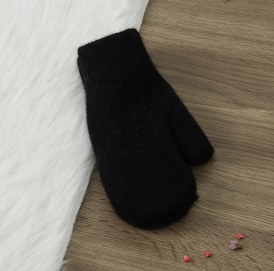 mitt fuzzy black.jpg