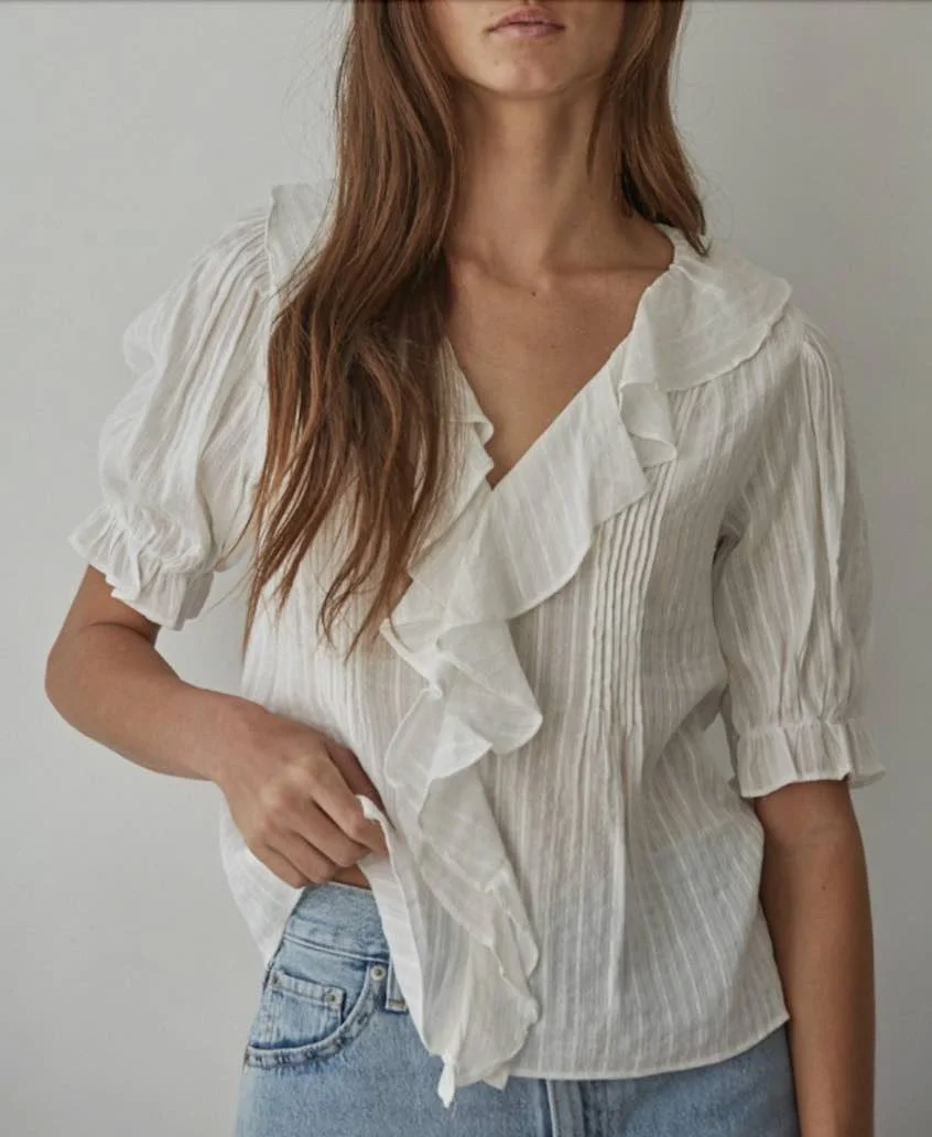 white ruffle blouse doen.jpg