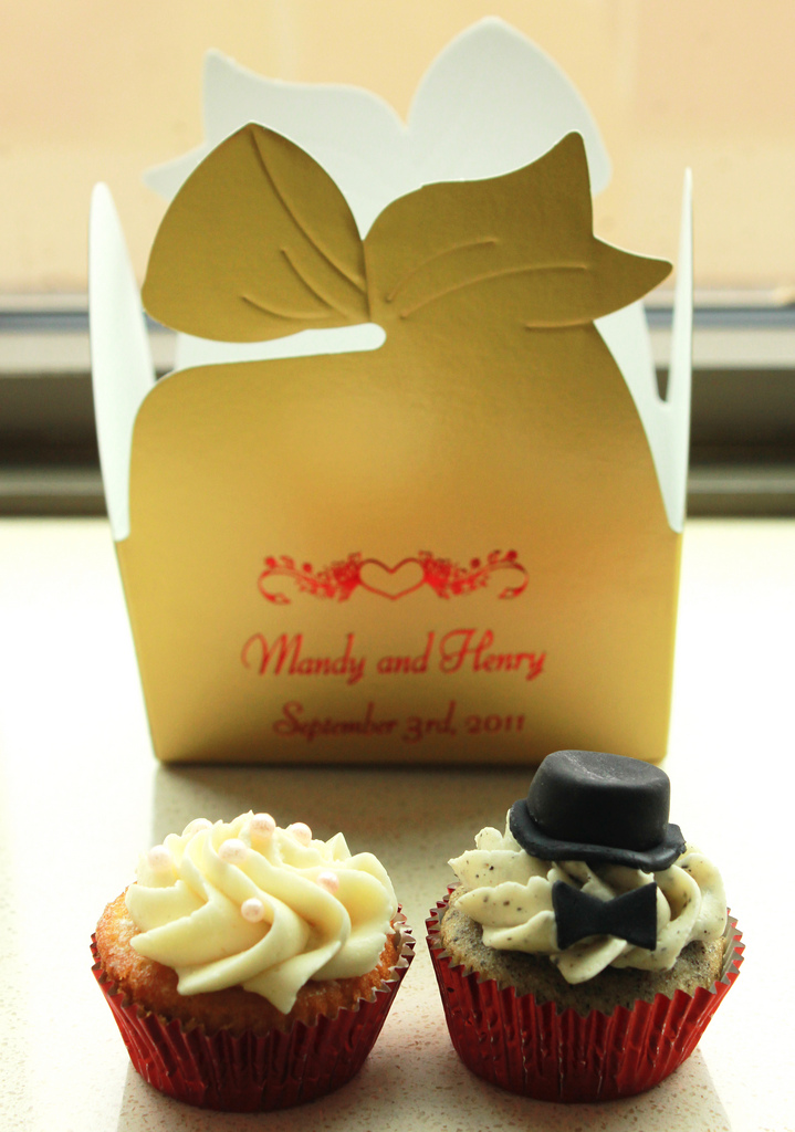 Bride & Groom Mini Cupcake - Box.jpg