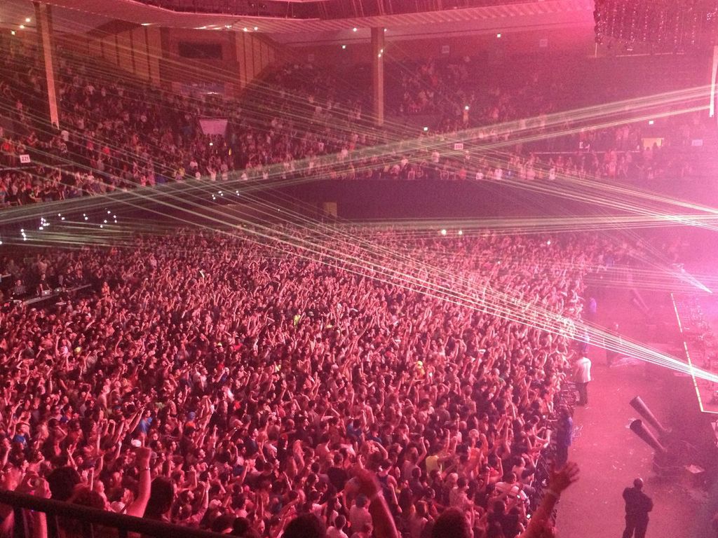 The crowd going nuts at The Bill Graham Civic Auditorium (Photo Credit: Ramón Corro)