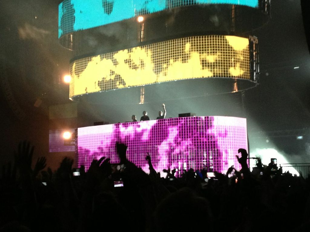 Axwell, Steve Angello, and Sebastian Ingrosso rocking the sold out crowd! (Photo Credit: Ramón Corro)