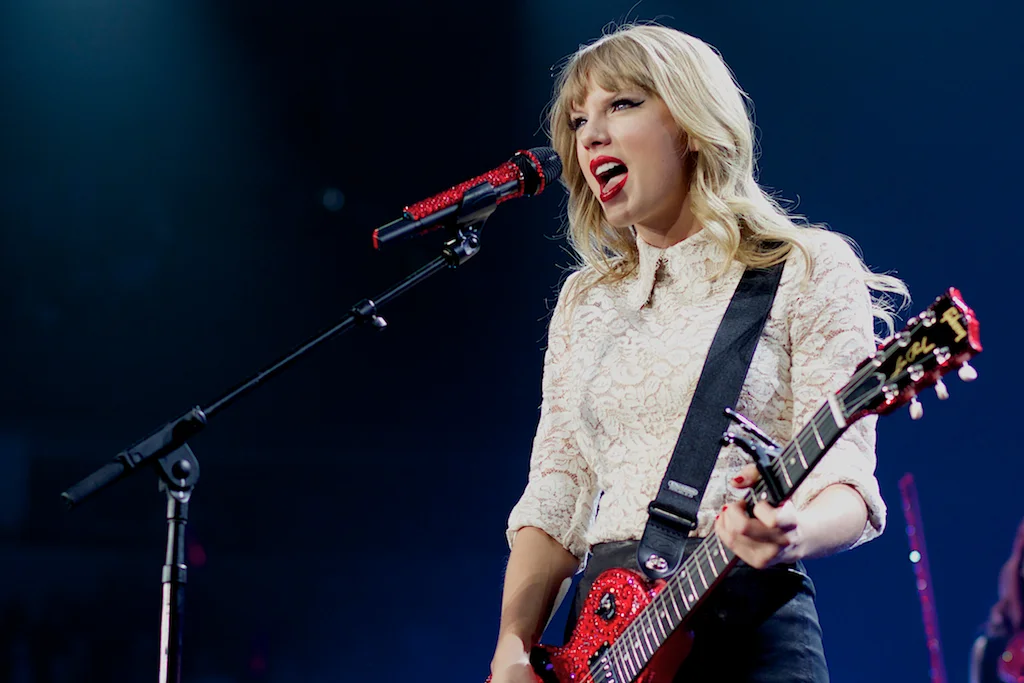 Taylor Swift giving an all out performance. (Photo Credit: Robert Castro)