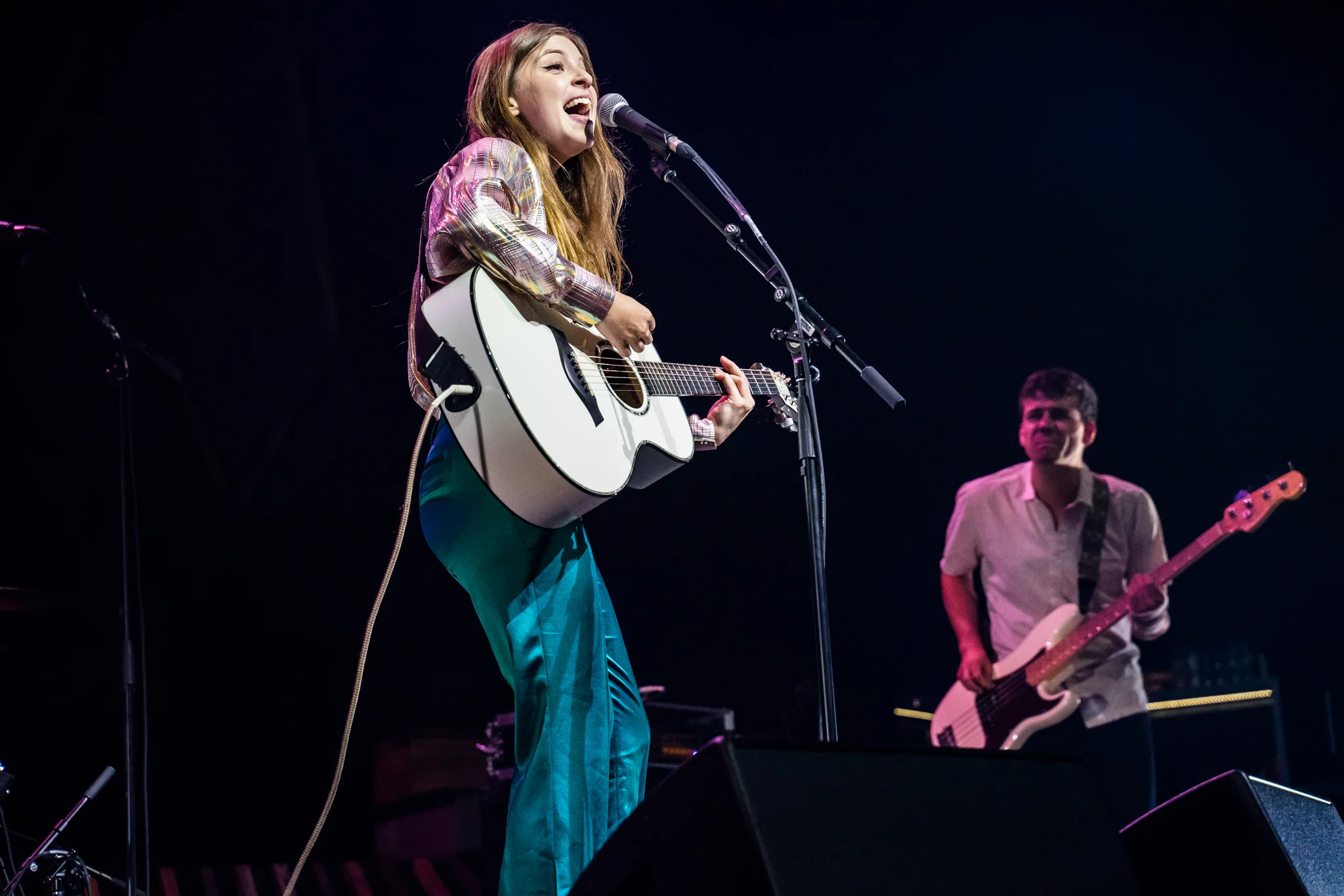 Jade Bird howling away. (Photo Credit: Robert Castro)