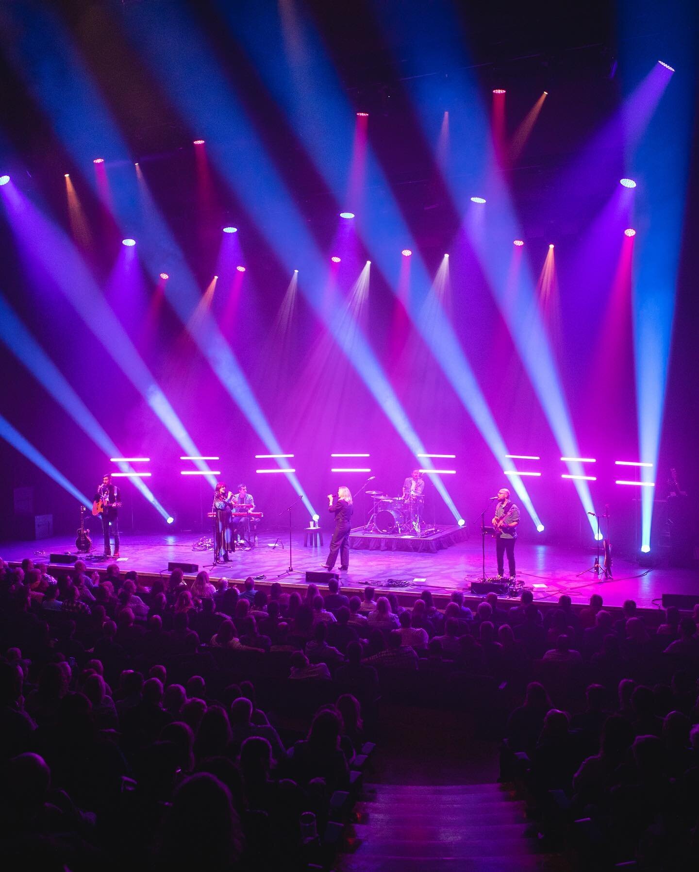 Wee photo dump of @wardthomasmusic tour! Worra bunch of legends…the most fun as always and can’t wait to see them again xx @catherinewt @lizzy_wt @billyplaysguitar @huwfoster @jamiesafir @mrtombutler @richardrichardesquire @charlieworsha