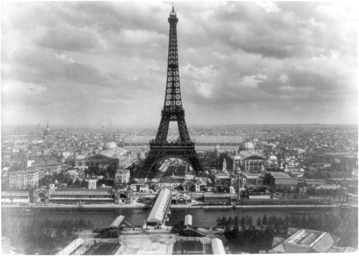 Eiffel_tower_at_Exposition_Universelle,_Paris,_1889.jpg