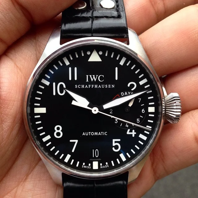 👉46mm of steel, 7 days of power and a design that is truly a classic! ✈️Big Pilot is the choice!
#IWC#bigpilot#5004#watchporn#watch#luxury#l4p#pilotwatch#instawatch#nofilter#wiwt#watchoftheday#tuesday#honolulu#hawaii#watchdealer by honolulutimeco http://ift.tt/1zMzUph