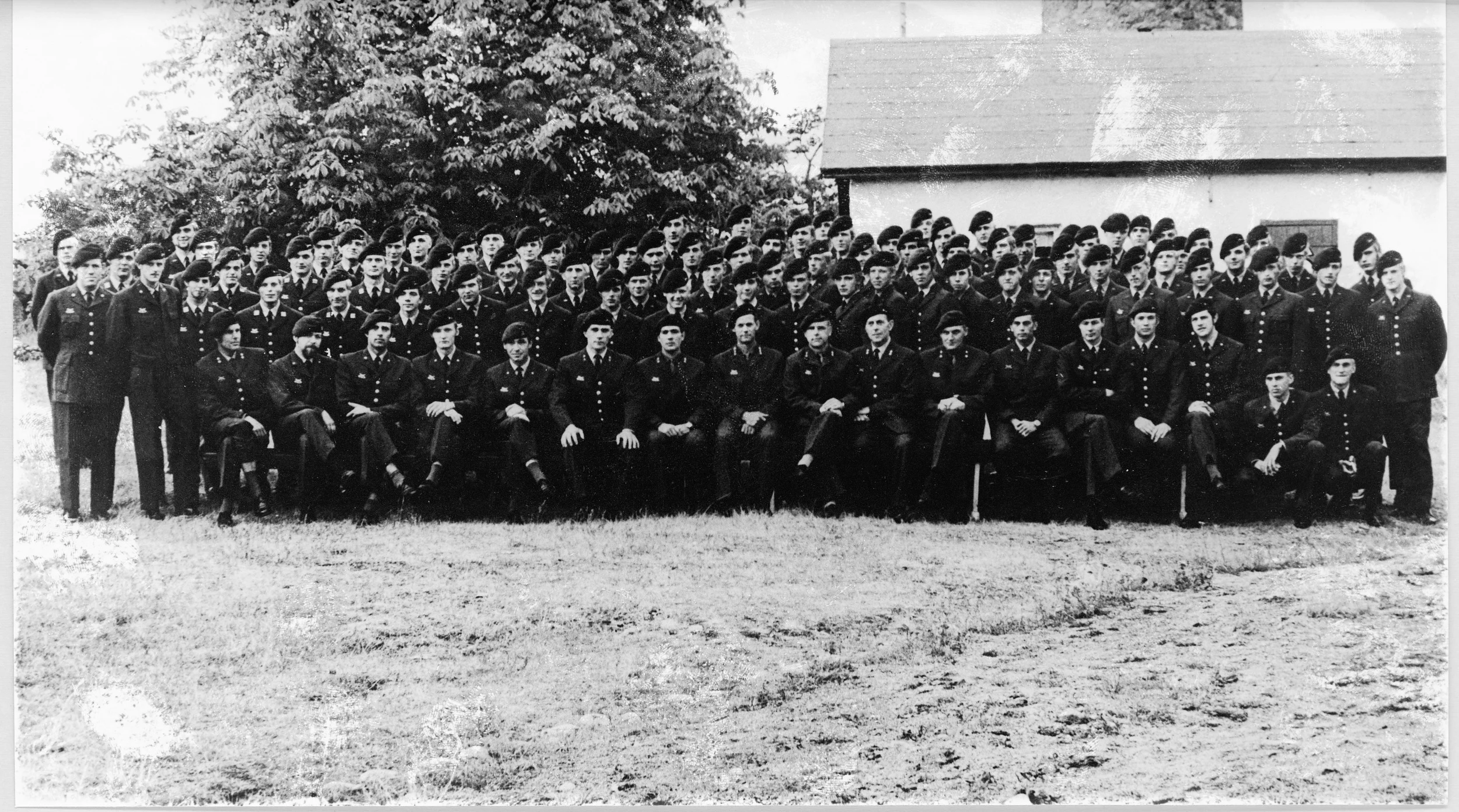 Grundutbildning 1968-1969
Sittande från vänster i första raden: Nilsson, ..., Victor Phalén, Frenered, H-J Seifert, Lars Modin (fd Larsson), Bo Strömgren,
Per-Erik Bergstrand, Bengt Molin, Victorsson, Erland Larsson, Cleas-Göran Hedén, Ingemar Wemmenhög, Wilhelm Lagerman,
Gerle, Torbjörn Widmark,
Stående från vänster i andra raden: Esbjörn Nyström, Encke 