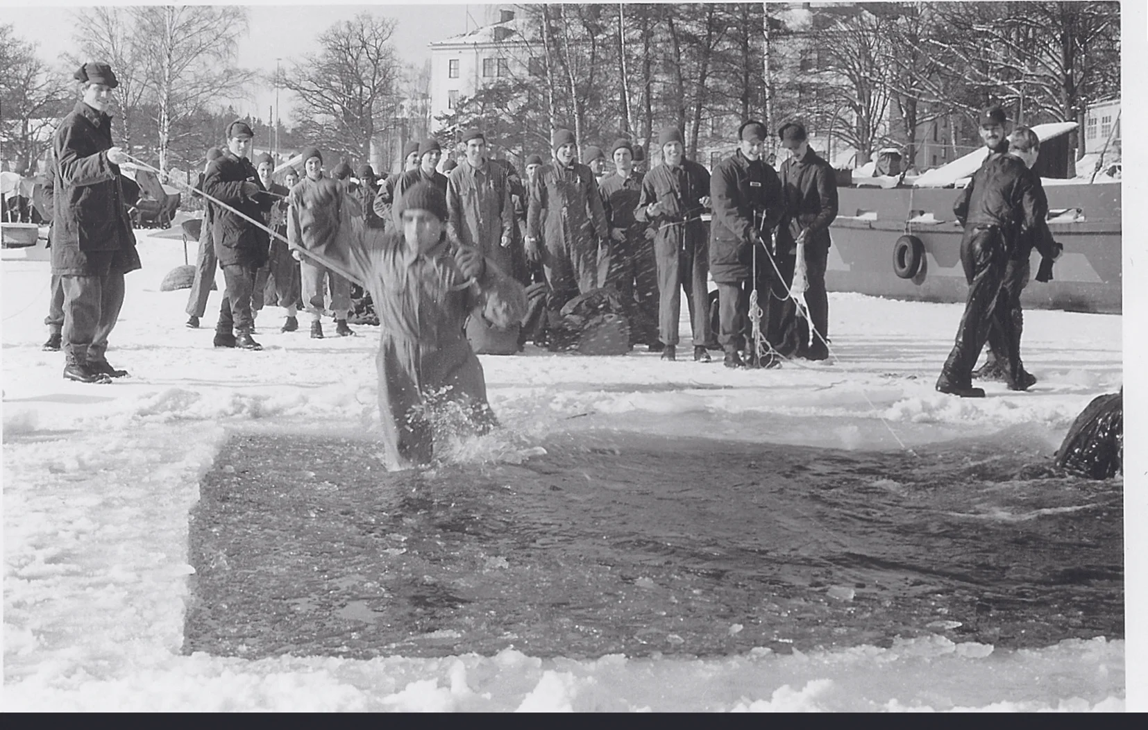 Kj 75 Lundberg till höger ”där isen inte bär”, serg Axelsson rusar strax till. Torsdag 6 februari 1969. Foto: Göran Lundberg