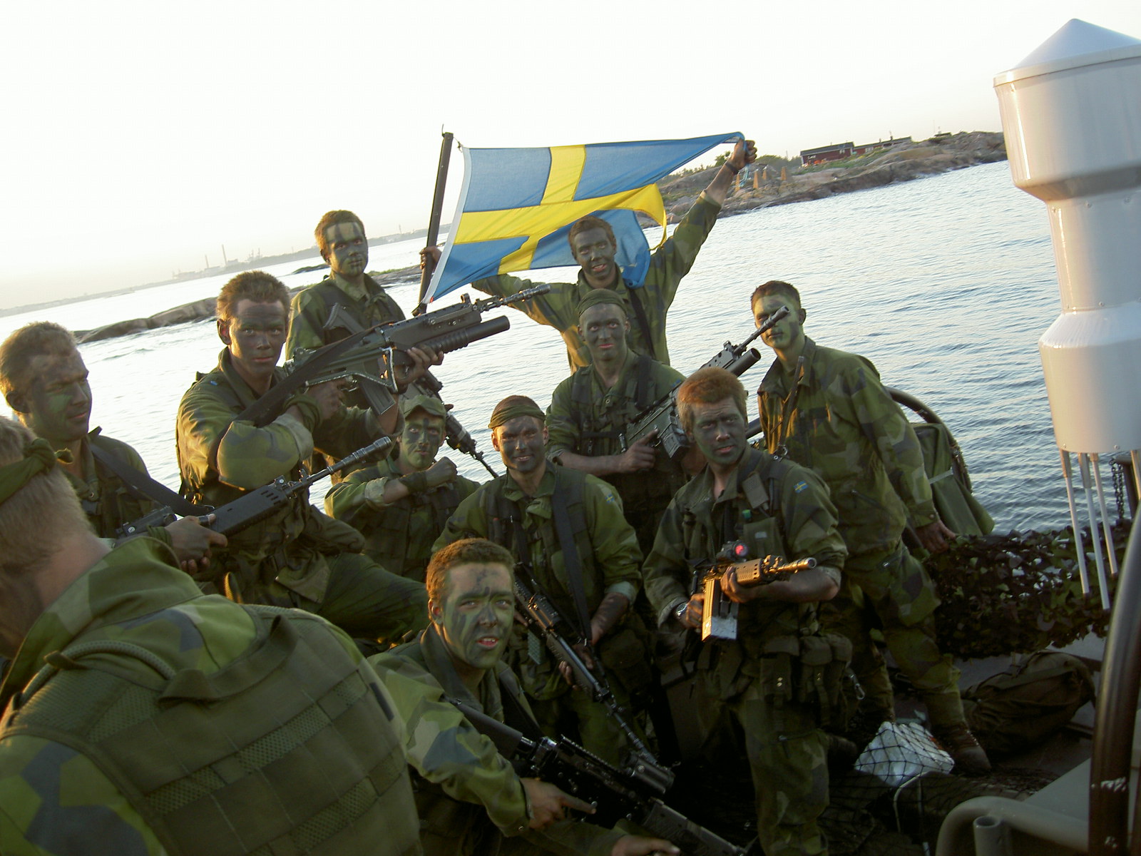 Laddade inför våldsam landstigning. Slutövning i Finland. &nbsp;