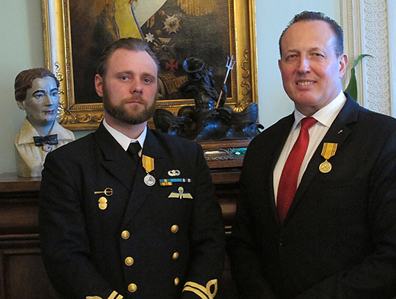 Kapten Robert Engström och Anti Avsan med kustjägarmedaljen