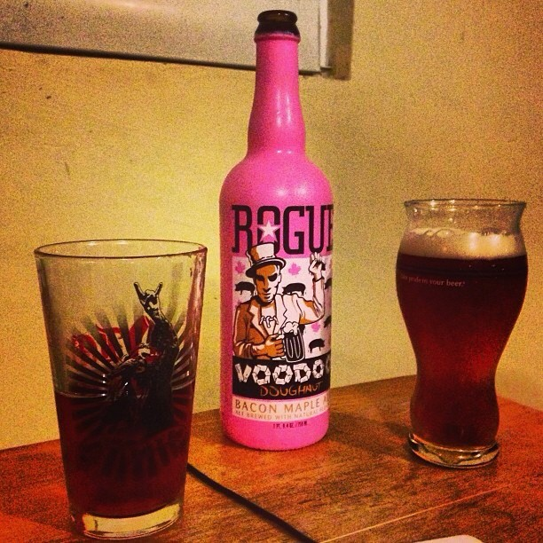 Rogue's Voodoo Doughnut vía @dehumanizer en Instagram