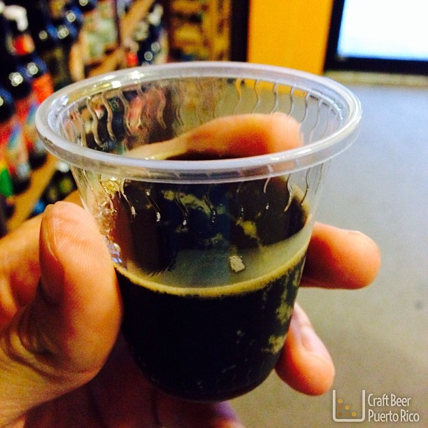 Degustando una Stout en el Encuentro de Homebrewers el pasado sábado en Beer Box en Aguadilla