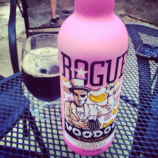 Rogue's Voodoo Doughnut Chocolate, Peanut Butter and Banana Ale vía @brewmaniac en Instagram