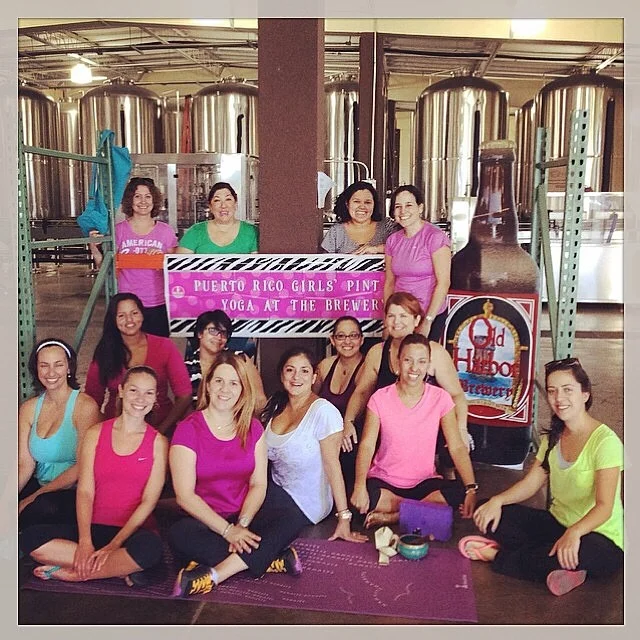 Yoga y cerveza artesanal en el Girls' Pint Out Yoga en Old Harbor Brewery