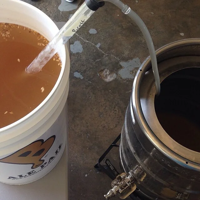 Homebrewing cervezas artesanales "sour" vía @jsantiagomurphy en Instagram