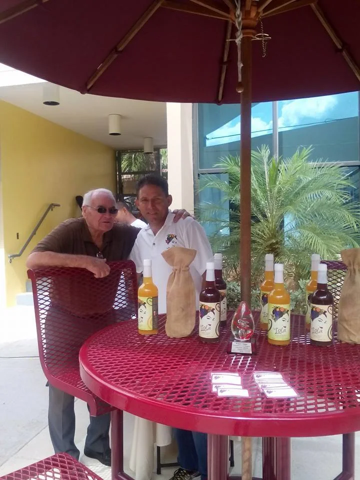 Foto: Sangría La Lola - Johnny Alvarez (derecha), creador de la Sangría La Lola, en El Café de la Lola