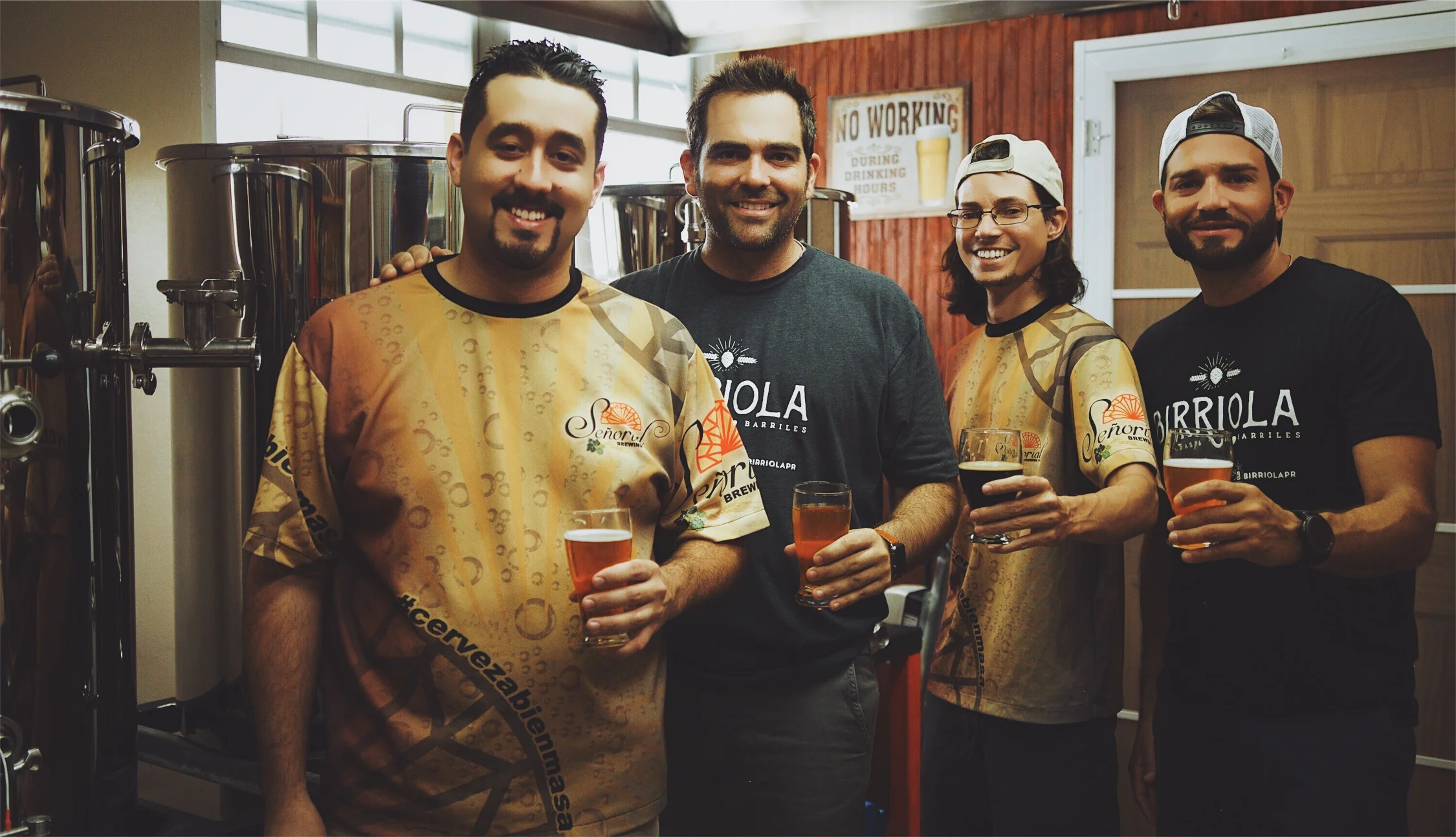 De izquierda a derecha: Luis Esteban de Señorial Brewing, Joseam de Birriola, Armando de Señorial Brewing y Jonathan de Birriola.