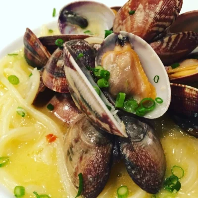 Steamed clams in white wine