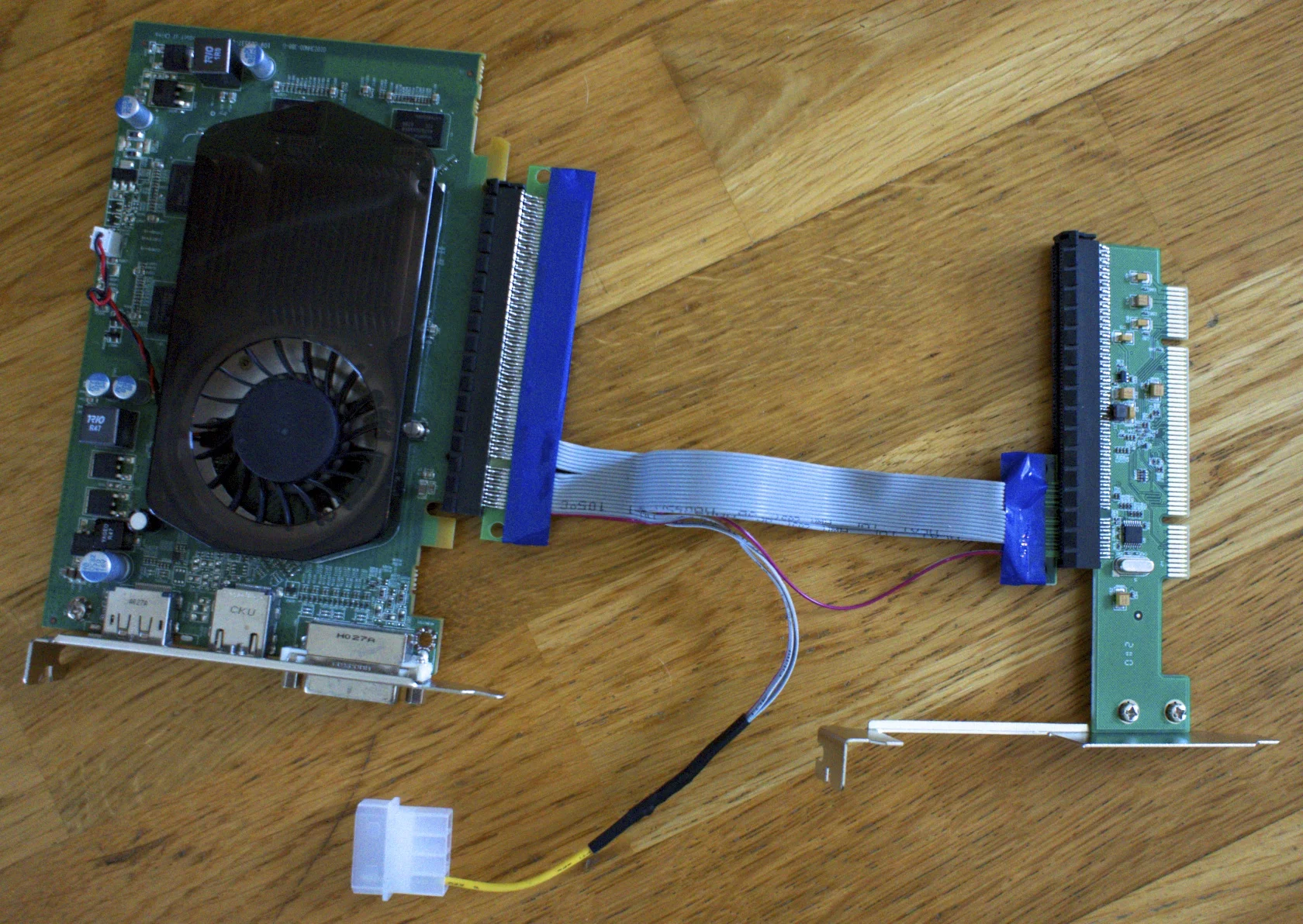Radeon 5570 i PCIe forlenger og PCI adapter
