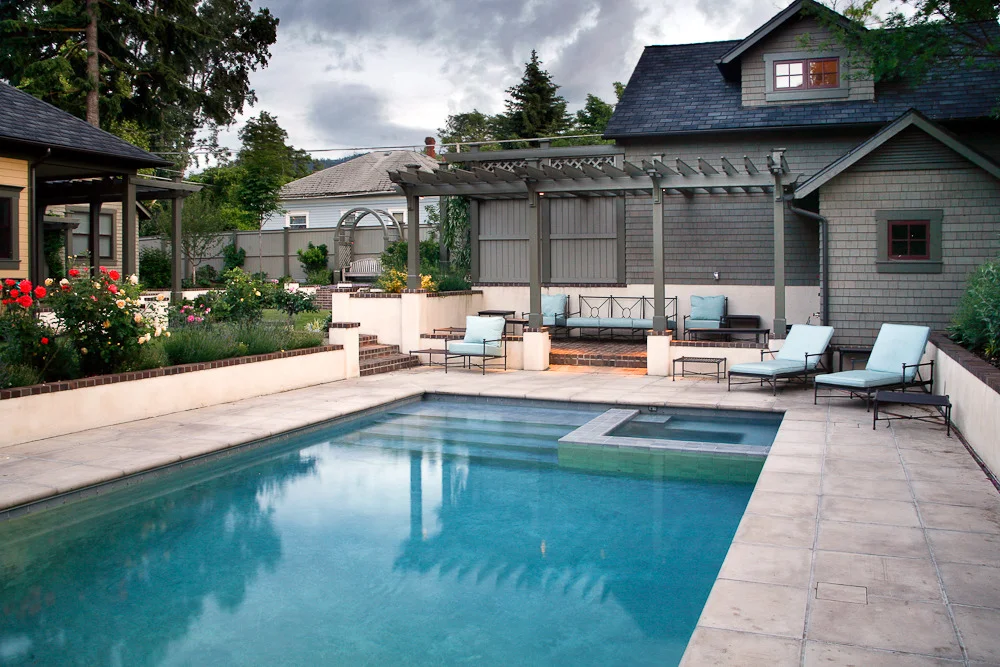 tiled pool w jacuzzi3.jpg