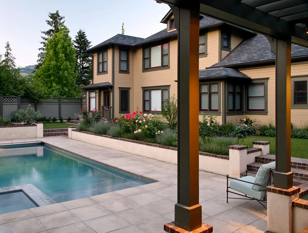 tiled pool w jacuzzi1.jpg