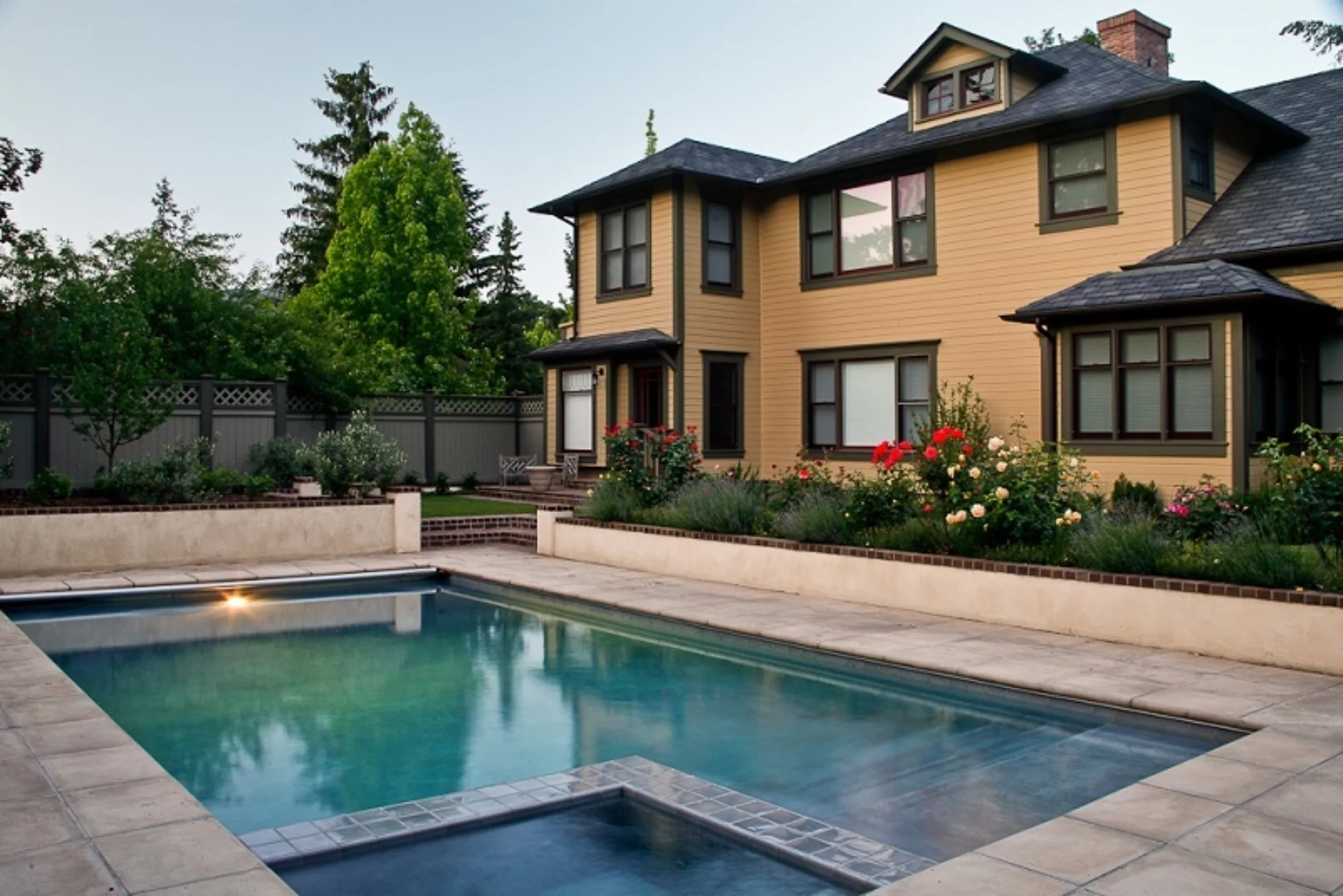 swimming pool / jacuzzi