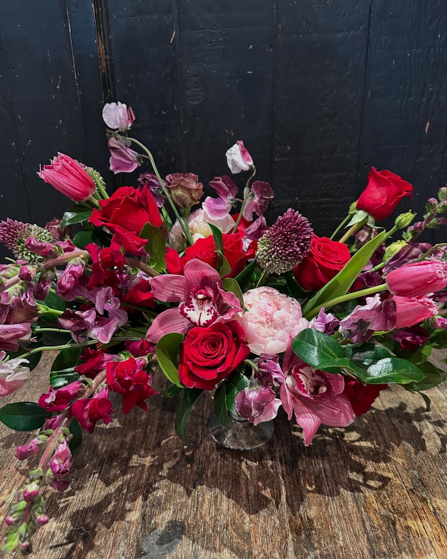 Flowers for a rainy day 

#rainyday #shadesofred #laflorist #shermanoaks #supportsmallbusiness