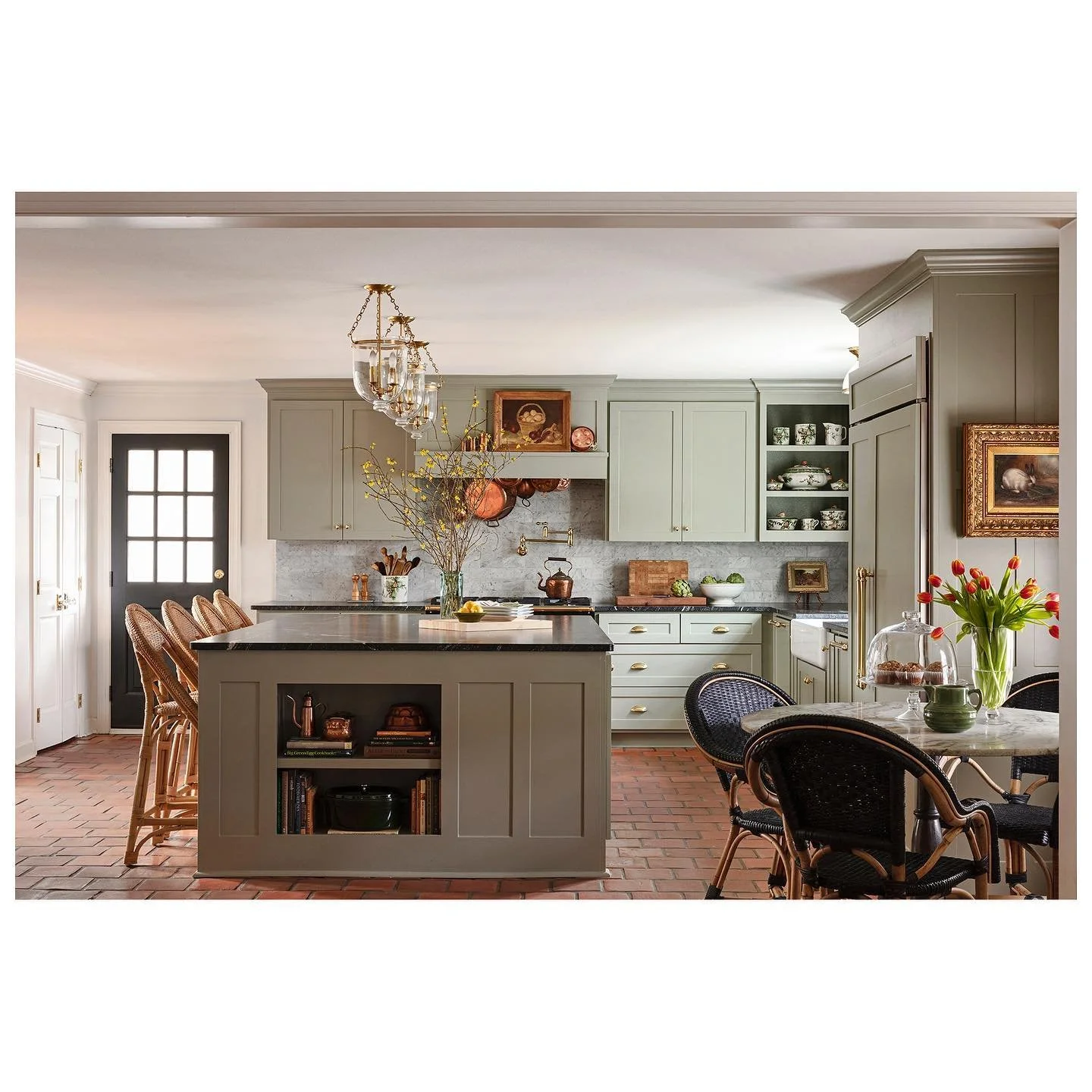 Collected Kitchen 🪴
@j.bienvenu.interiors 
&bull;
&bull;
&bull;
📸 @rettpeek
#interiors #interiordesign #design #homedecor #homedecoration #kitchendesign #kitchenremodel