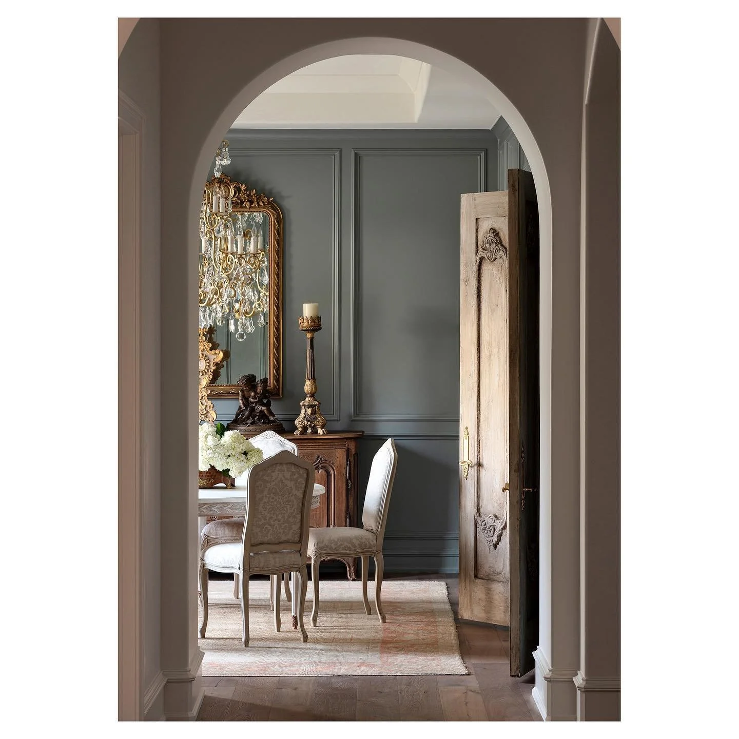 From outside? Or within? Either way we&rsquo;re digging this dining from @providenceltddesign 🥂 
&bull;
&bull;
&bull;
📸 @rettpeek
#interiors #interiordesign #design #homedecor