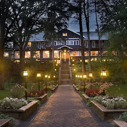 Picture perfect weddings at Grand View Lodge.