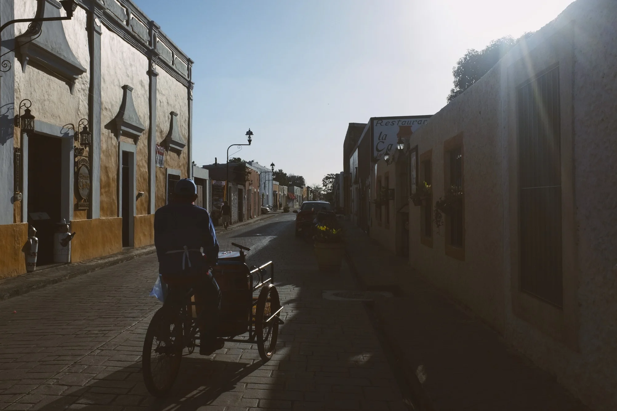 Meals on wheels, Calle 41a in Valladolid, Yucatan
