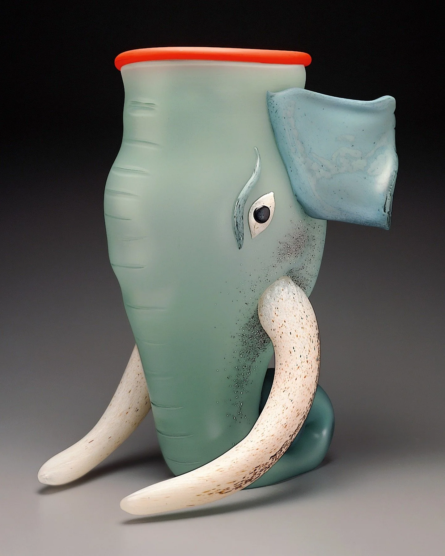 Elephant, 1995 (private collection)

An 11-ton, 13-foot-tall African elephant greets millions of visitors year round @smithsoniannmnh 

Vase photo by @truslowphoto

#animalvase #dandailey #contemporaryart #blownglass #elephant