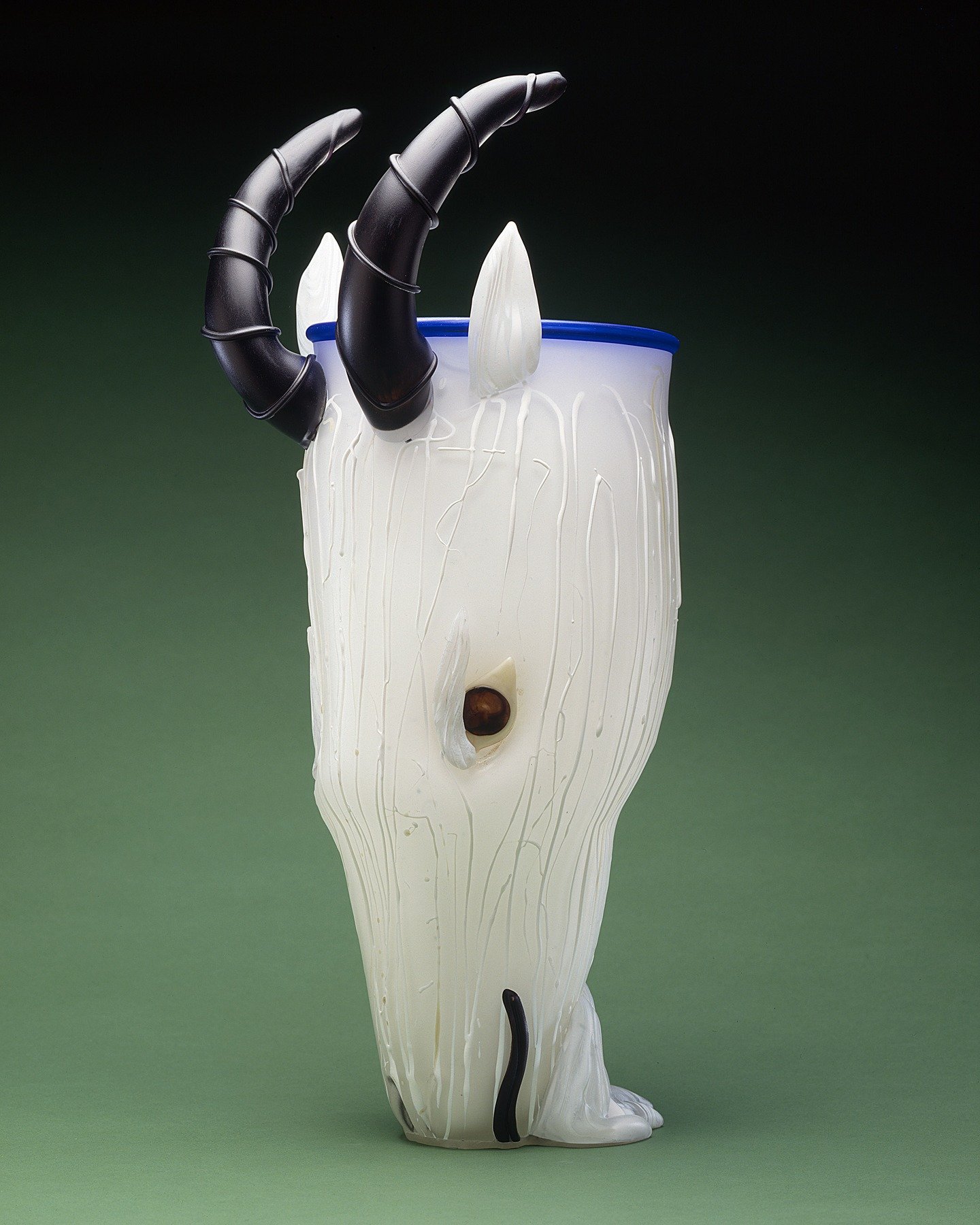 Rocky Mountain Goat, 1997 (private collection)

Native to western Canada and United States, mountain goats dwell on steep rocky cliffs in alpine or sub-alpine regions.

Vase photo by @truslowphoto

#animalvase #dandailey #contemporaryart #blownglass 