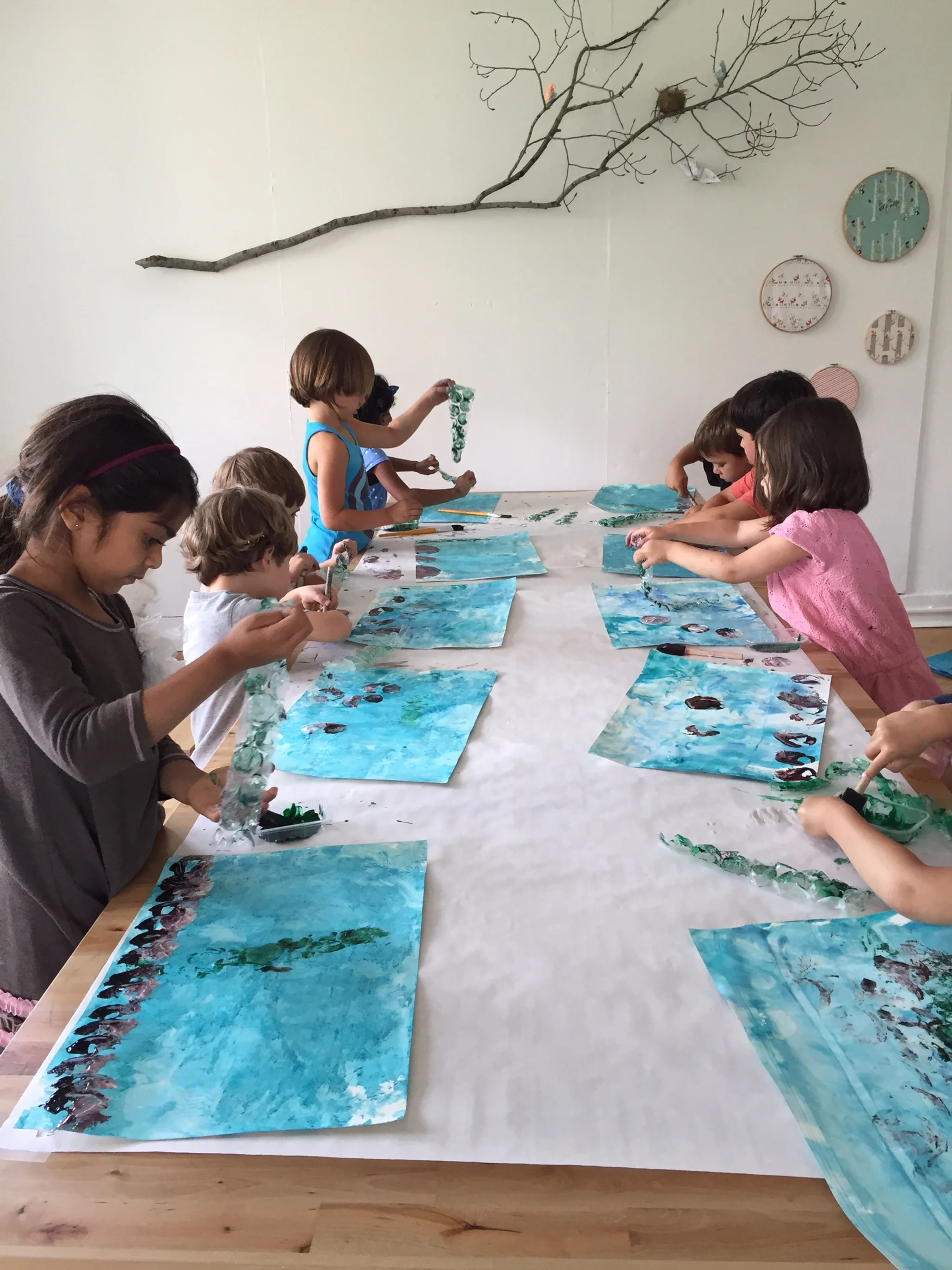 Bubble wrap ocean paintings with Swimmy by Leo Lionni.