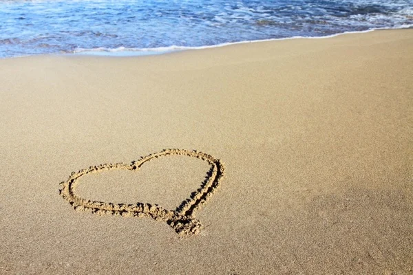 sand_heart_and_ocean_187066.jpg