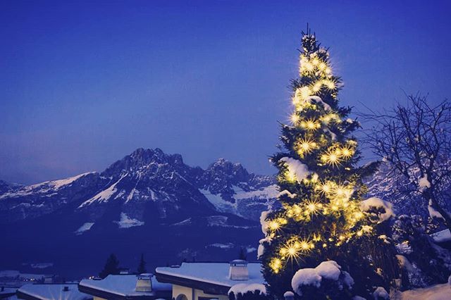 Happy Christmas everyone. 😁🎅
.
.
.
____________________
#christmastree #christmaseve #christmasday #christmas2017 #christmas #happychristmas #snow #mountains #travelphotography #austria #ellmau #travelphoto #winter #winterscene