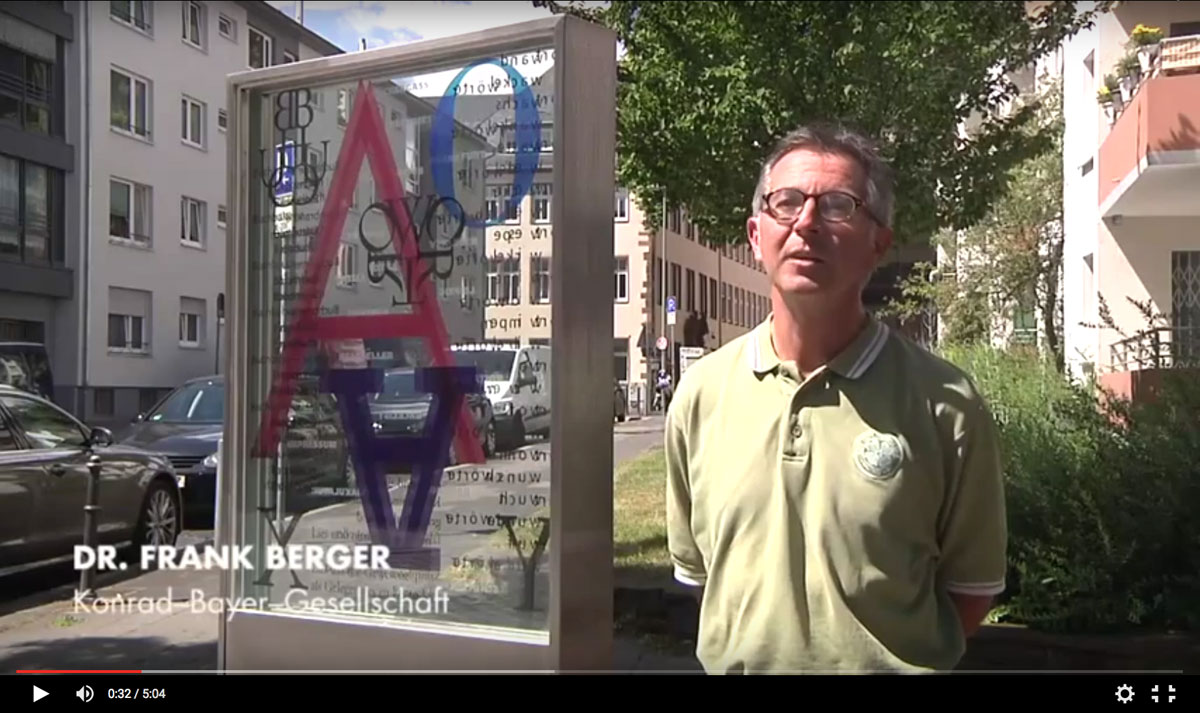 Dr. Frank Berger vor dem Buchmessen-Denkmal von Franz Mon, Buchgasse/Frankfurt am Main