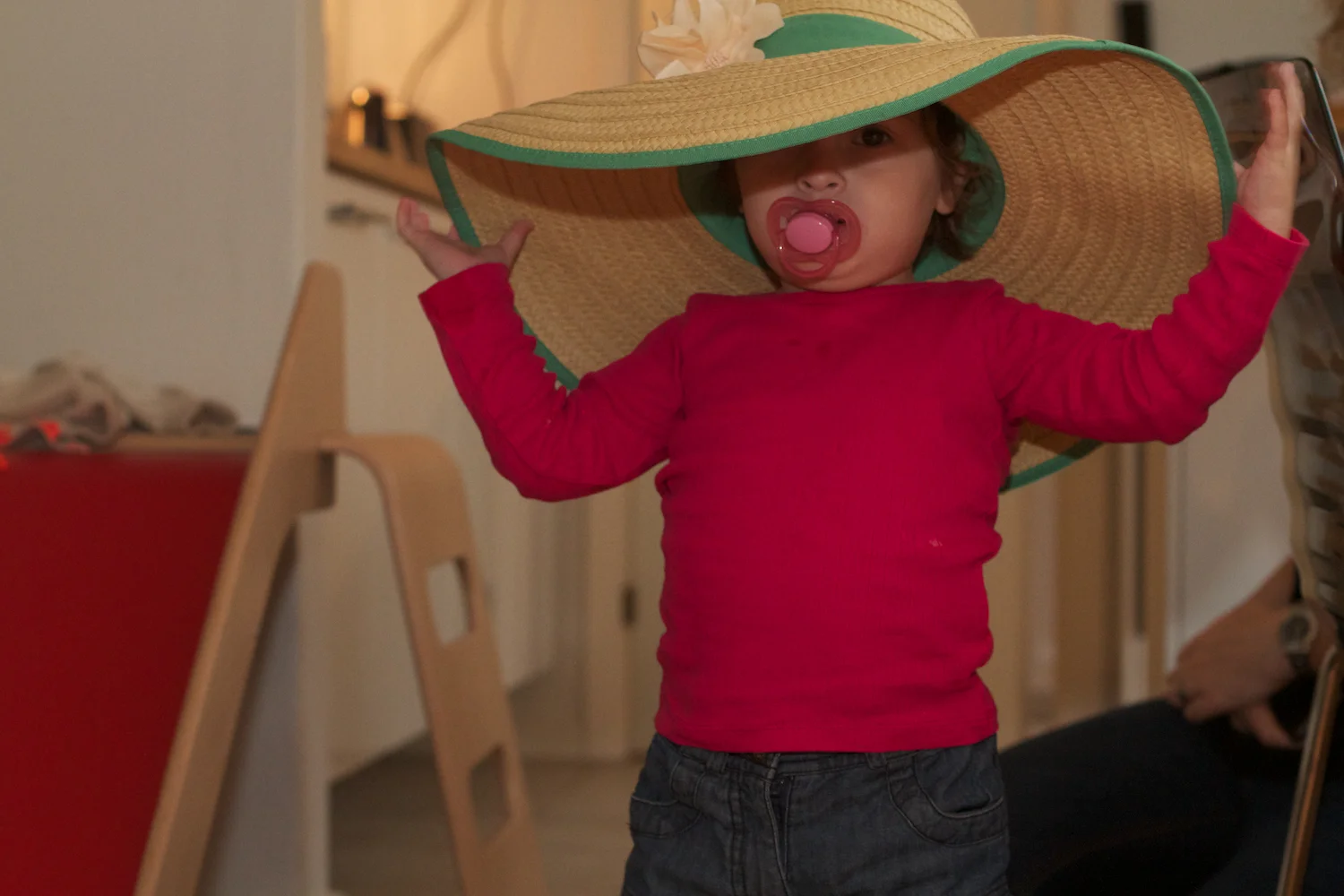 Anna gal tos med hat 2012_06_04 4.jpg